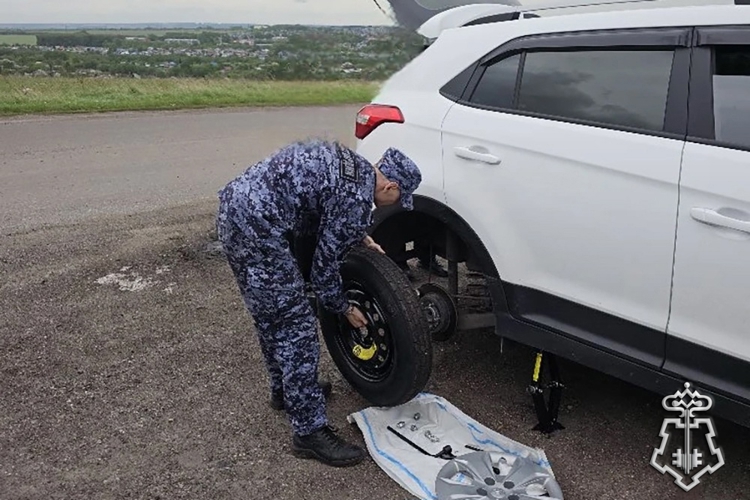 Стражи правопорядка помогли автомобилистке из Киселевска в затруднительной дорожной ситуации