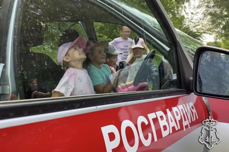 Росгвардейцы устроили для школьников профэкспедицию в рамках акции «Каникулы с Росгвардией»