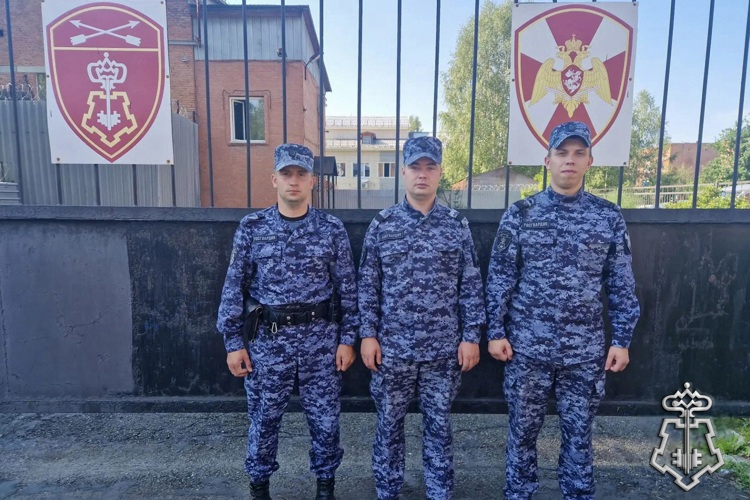 Росгвардейцы оперативно пришли на помощь пострадавшим в ДТП на кузбасской трассе
