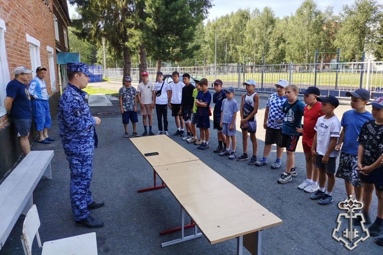 В Таштаголе росгвардеец провел урок мужества для юных боксеров