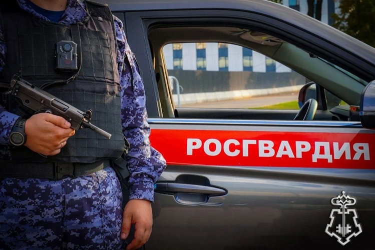 Росгвардейцы защитили горожанку от неадекватного поведения мужчины с отверткой