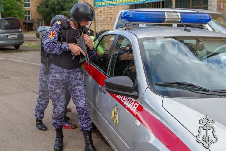 Росгвардейцы задержали дебошира, избившего знакомую