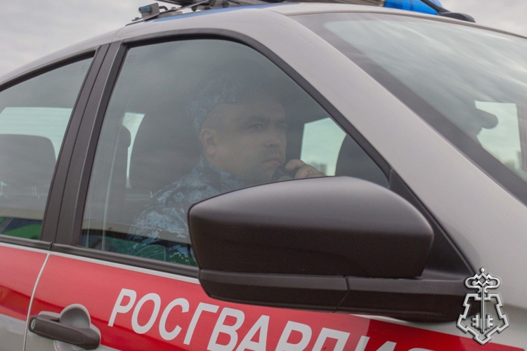 Кемеровские росгвардейцы задержали нетрезвого мужчину, угрожавшего жильцам ножом