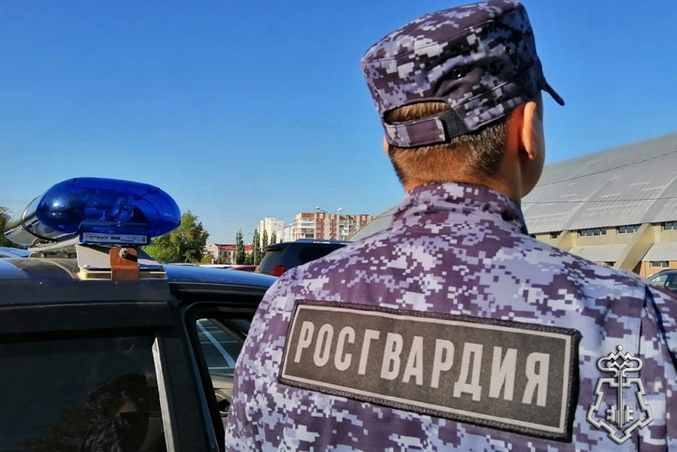 Росгвардейцы задержали мужчину, разбившего окно в многоквартирном доме 
