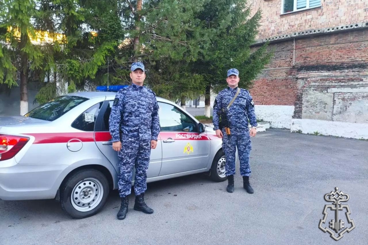 Росгвардейцы помогли предотвратить распространение огня в гаражных боксах (ВИДЕО)