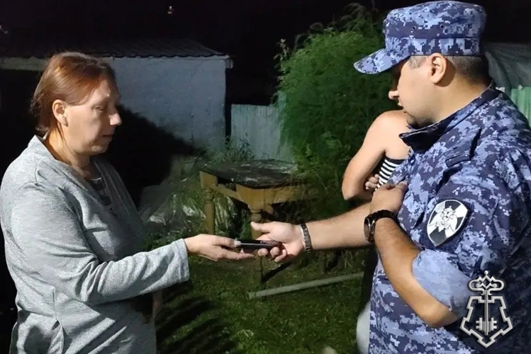 Росгвардейцы помогли жительнице Анжеро-Судженска вернуть утраченный телефон (ВИДЕО)