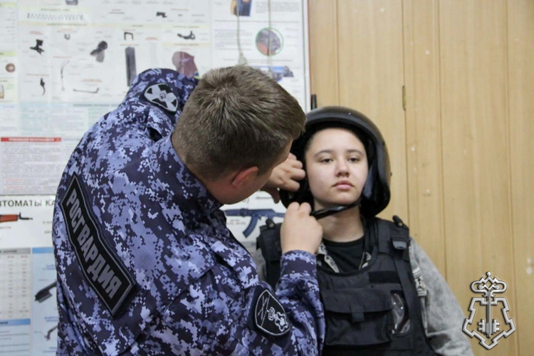 Таштагольские росгвардейцы познакомили детей с особенностями службы во вневедомственной охране