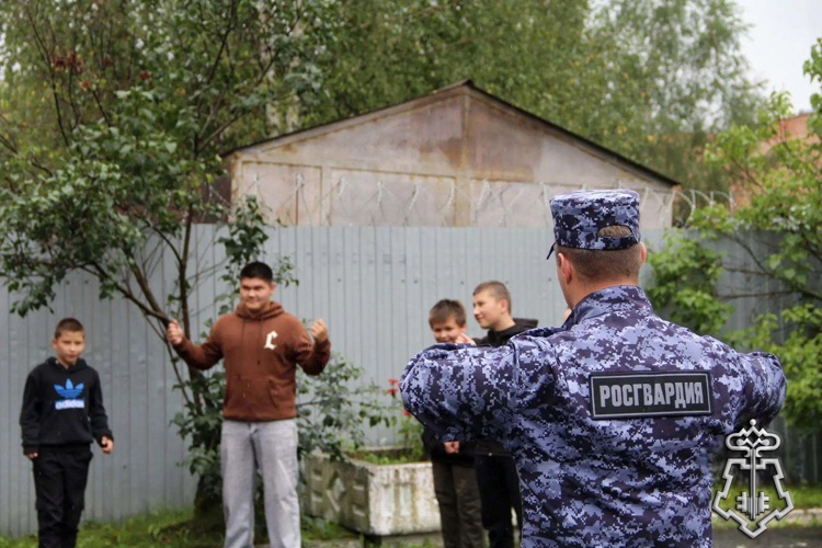 Таштагольские росгвардейцы познакомили детей с особенностями службы во вневедомственной охране