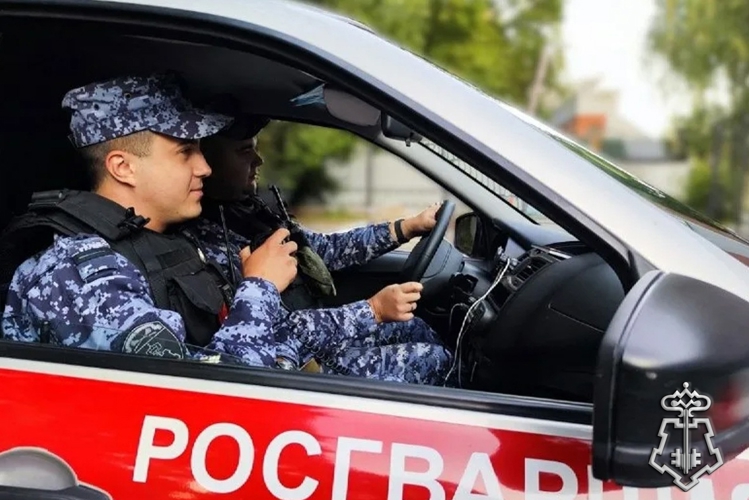 В Междуреченске росгвардейцы помогли пожилому мужчине вернуться домой