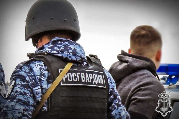 Росгвардейцы задержали новокузнечанина после угроз горожанке топором 