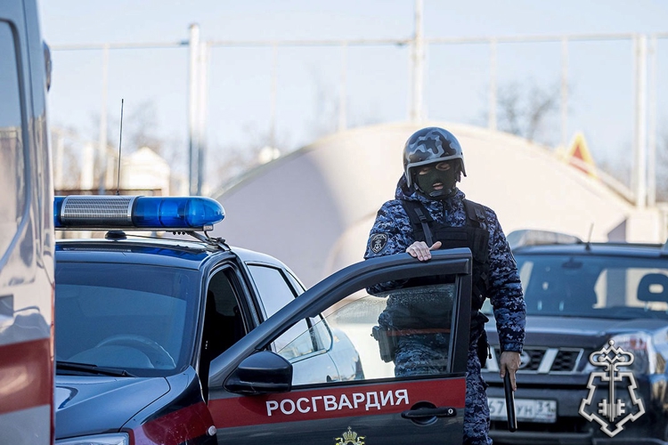 Росгвардейцы задержали новокузнечанина, повредившего дверь комиссионного магазина