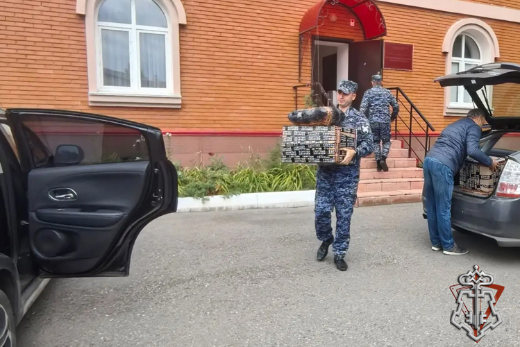 Росгвардейцы помогли волонтерам подготовить к отправке гуманитарную помощь для бойцов СВО