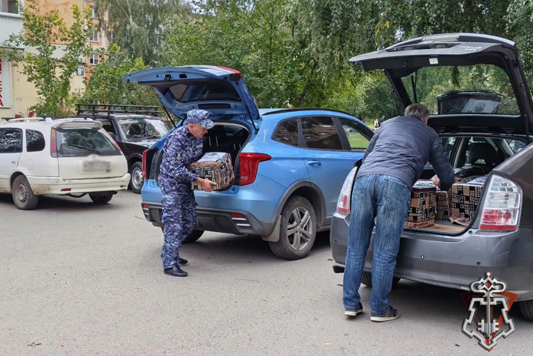 Росгвардейцы помогли волонтерам подготовить к отправке гуманитарную помощь для бойцов СВО 