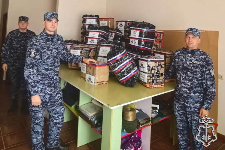Росгвардейцы помогли волонтерам подготовить к отправке гуманитарную помощь для бойцов СВО 