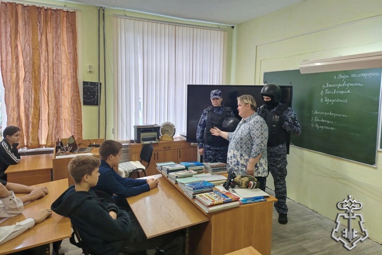 Росгвардейцы помогли школьникам разобраться в вопросах безопасности