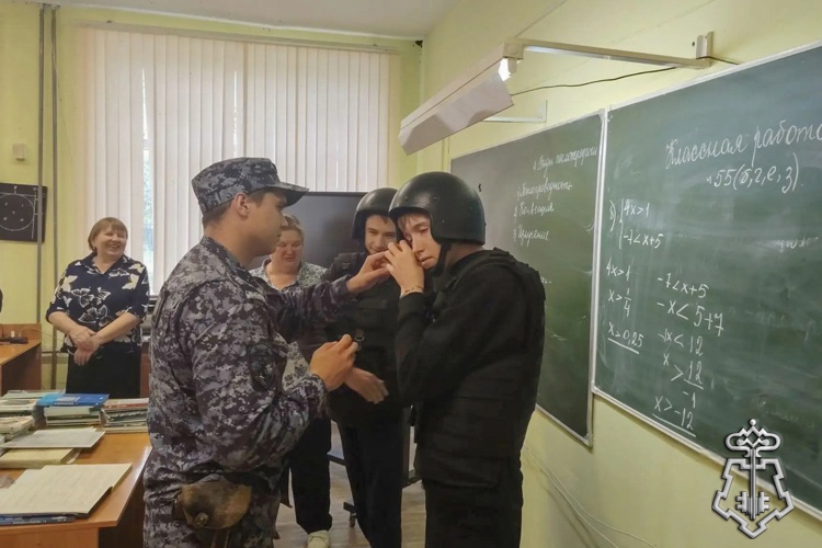 Росгвардейцы помогли школьникам разобраться в вопросах безопасности