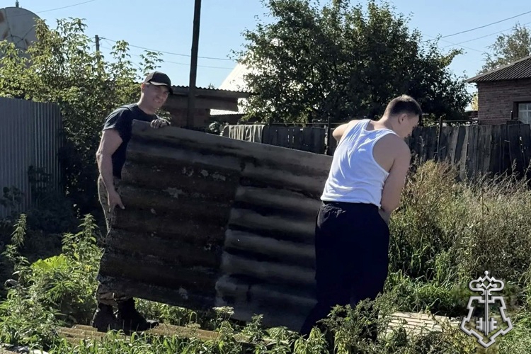 Юргинские росгвардейцы помогли подготовить приют для животных к холодам