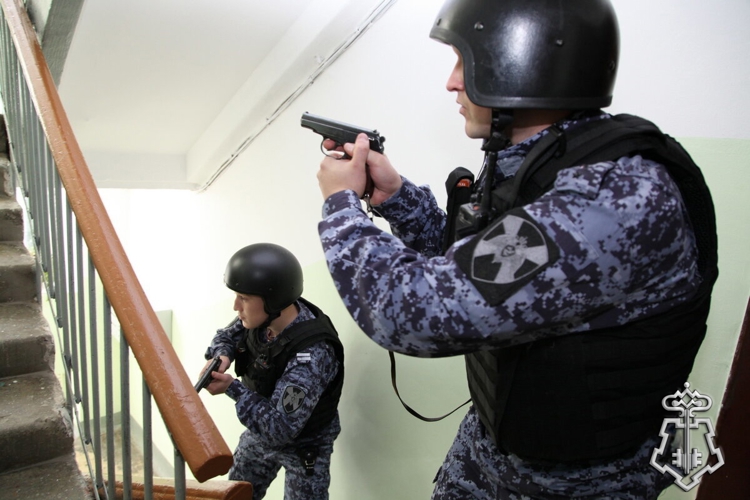 Росгвардейцы задержали мужчину, угрожавшего родственнице ножом