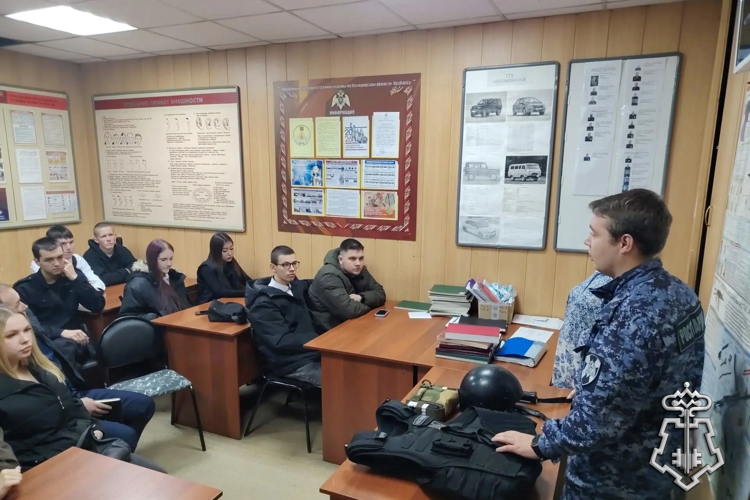 Росгвардейцы Таштагола познакомили студентов со службой во вневедомственной охране