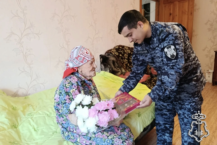 В Кузбассе росгвардейцы поздравили труженицу тыла со 105-летним юбилеем